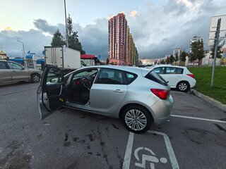 2011 Opel Astra J, серебристый, 650000 рублей, вид 3