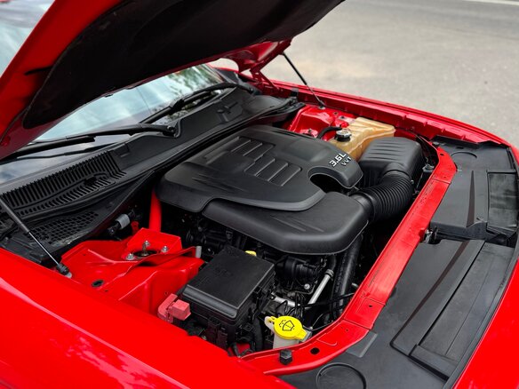 2017 Dodge Challenger III Рестайлинг 2, красный, 4000000 рублей - вид 9