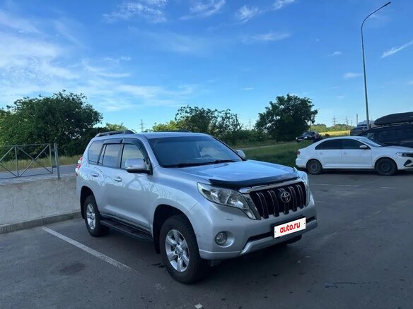 2014 Toyota Land Cruiser Prado 150 Series Рестайлинг 1, серебристый, 3150000 рублей - вид 3