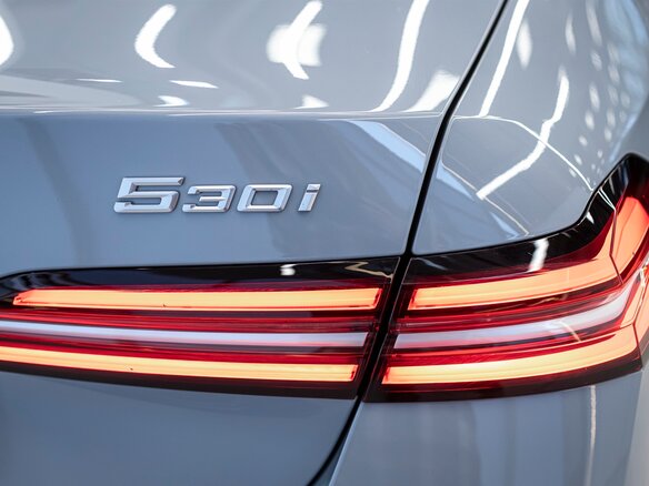 2024 BMW 5 серии 530i xDrive VIII (G60/G61/G68), серый, 7900000 рублей - вид 22