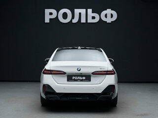 2025 BMW 5 серии 520i VIII (G60/G61/G68), белый, 7550000 рублей, вид 4