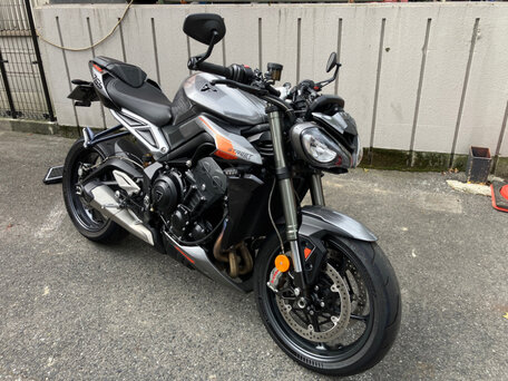 2023 Triumph Speed Triple, серый, 765000 рублей, вид 1
