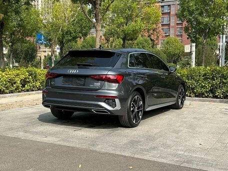2022 Audi A3 Sportback 35 TFSI IV (8Y), серебристый, 1980000 рублей, вид 4