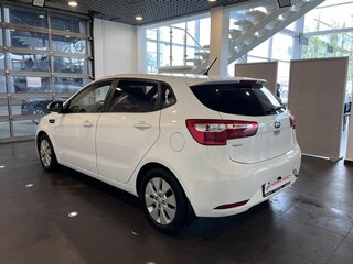 2014 Kia Rio 6-speed III, белый, 900000 рублей, вид 5