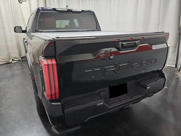 2026 Toyota Tundra CrewMax III, чёрный - вид 3