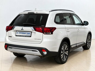 2018 Mitsubishi Outlander III Рестайлинг 3, белый, 1930000 рублей, вид 4