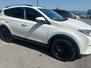 2017 Toyota RAV4 IV (XA40) Рестайлинг, белый, 2300000 рублей, вид 4