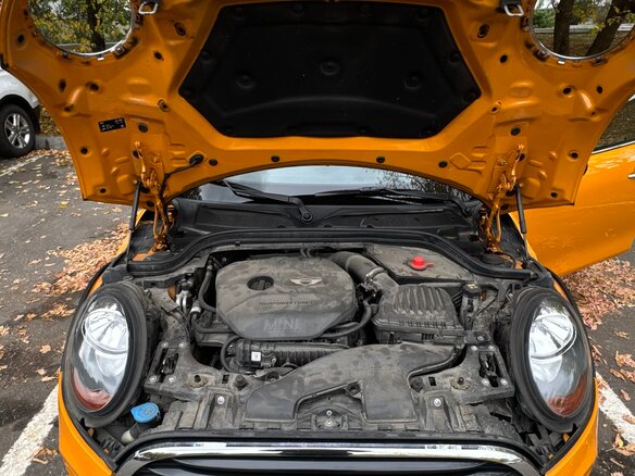 2018 Mini Hatch Cooper III (F55/F56), жёлтый, 1800000 рублей - вид 2
