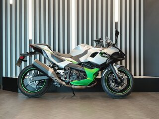 2025 Kawasaki Ninja 7, серебристый, 789000 рублей, вид 2
