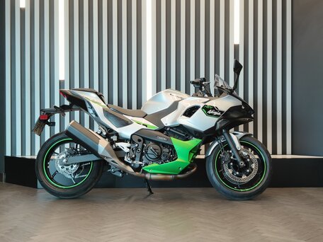 2025 Kawasaki Ninja 7, серебристый, 789000 рублей, вид 2
