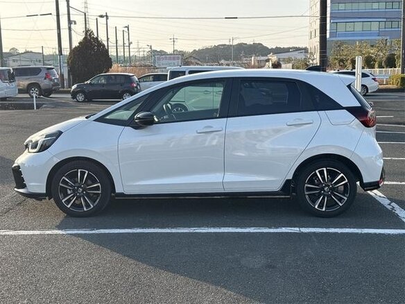 2023 Honda Fit RS IV Рестайлинг, белый, 970000 рублей - вид 5