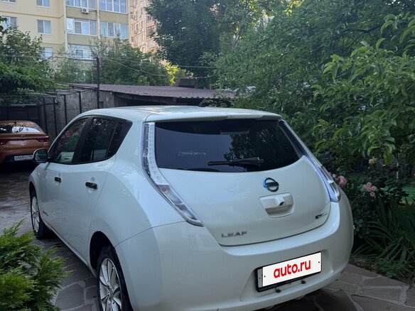 2012 Nissan Leaf (EM61) I (ZE0/AZE0), белый, 950000 рублей - вид 5