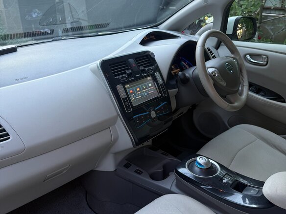 2012 Nissan Leaf (EM61) I (ZE0/AZE0), белый, 950000 рублей - вид 9
