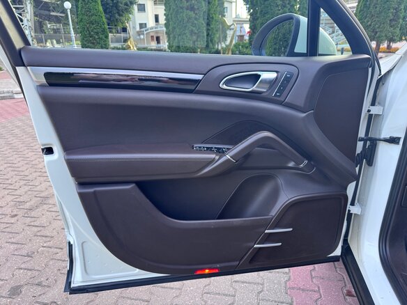 2011 Porsche Cayenne Diesel II (958), белый, 2200000 рублей - вид 13