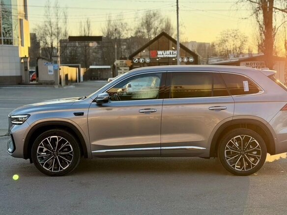 2025 Geely Monjaro (Xingyue L) I Рестайлинг 2 (China Market), серый, 4000000 рублей - вид 4