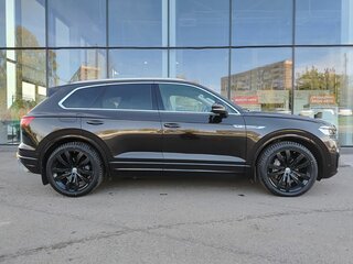 2018 Volkswagen Touareg III, коричневый, 4492800 рублей, вид 4