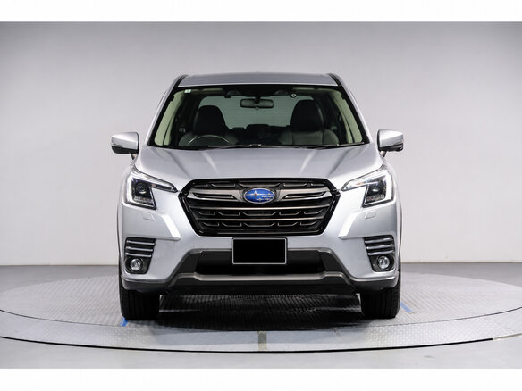 2023 Subaru Forester V Рестайлинг, серебристый, 2580000 рублей - вид 1