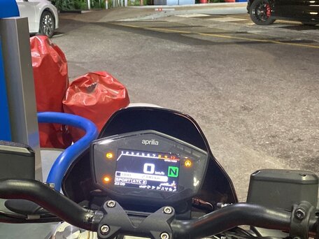 2019 Aprilia Dorsoduro 900, красный, 1100000 рублей, вид 2