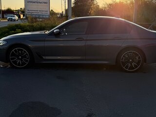 2020 BMW 5 серии 520d xDrive VII (G30/G31/G38) Рестайлинг, серый, 4500000 рублей, вид 3