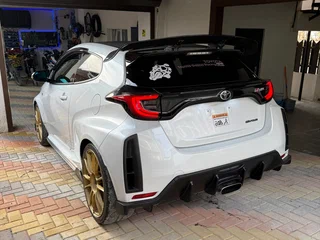2021 Toyota Yaris IV, белый, 3550000 рублей, вид 5