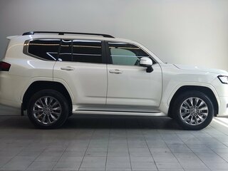 2022 Toyota Land Cruiser 300 Series, белый, 12900000 рублей, вид 4