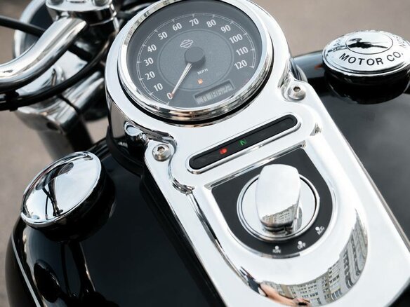 2013 Harley-Davidson Dyna Glide Custom, чёрный, 650000 рублей - вид 4