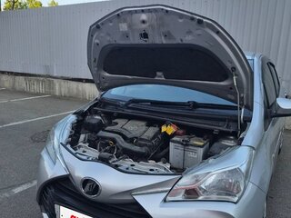 2019 Toyota Vitz III (XP130) Рестайлинг 2, серебристый, 1100000 рублей, вид 2