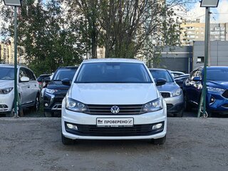 2017 Volkswagen Polo V Рестайлинг, белый, 819000 рублей, вид 2