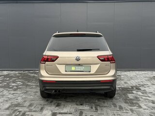 2020 Volkswagen Tiguan II, бежевый, 2300000 рублей, вид 4
