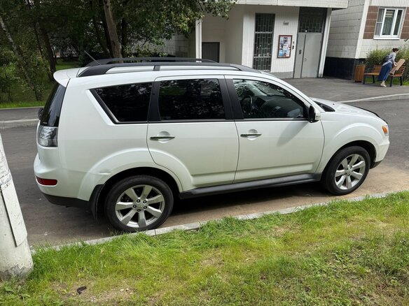 2011 Mitsubishi Outlander II Рестайлинг, белый, 1200000 рублей - вид 4