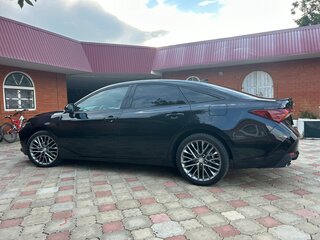 2022 Toyota Avalon V, чёрный, 4030000 рублей, вид 4