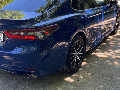 2022 Toyota Camry VIII (XV70) Рестайлинг, синий, 3150000 рублей, вид 4
