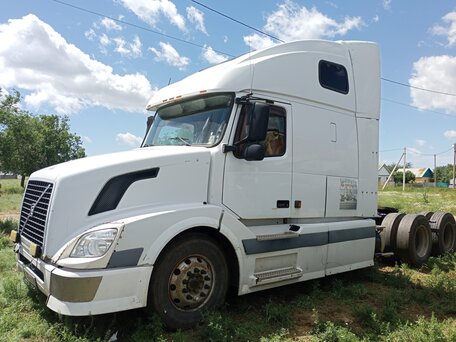 2004 Volvo VNL, белый, 1150000 рублей, вид 2