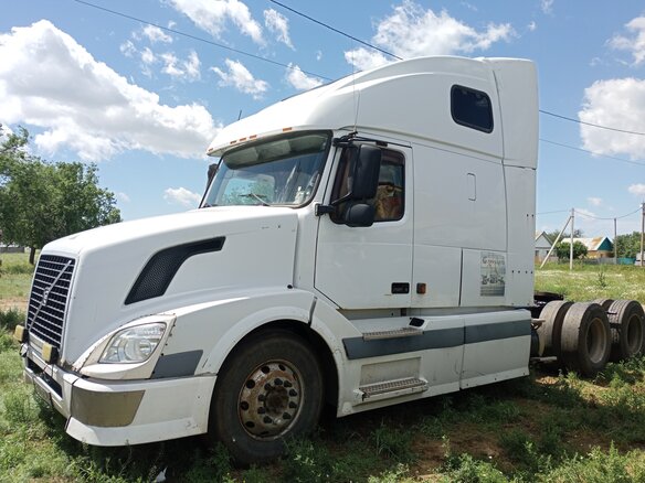 2004 Volvo VNL, белый, 1150000 рублей - вид 1