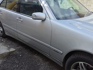 2001 Mercedes-Benz E-Класс 240 II (W210, S210) Рестайлинг, серебристый, 630000 рублей, вид 4