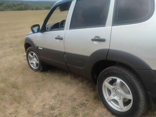 2011 Chevrolet Niva I Рестайлинг, серебристый, 450000 рублей, вид 3