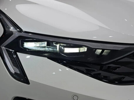 2025 Kia K5 III Рестайлинг, белый, 2500000 рублей, вид 5