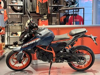 2025 KTM 390 Duke, синий, 699000 рублей, вид 1