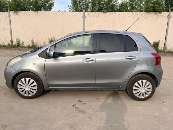 2007 Toyota Yaris Multimode II, серебристый, 530000 рублей - вид 4
