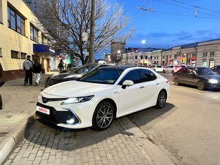 2021 Toyota Camry VIII (XV70) Рестайлинг, белый, 3399000 рублей, вид 1