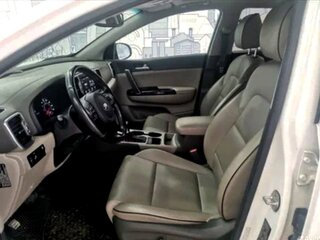 2018 Kia Sportage IV Рестайлинг, белый, 2500000 рублей, вид 5