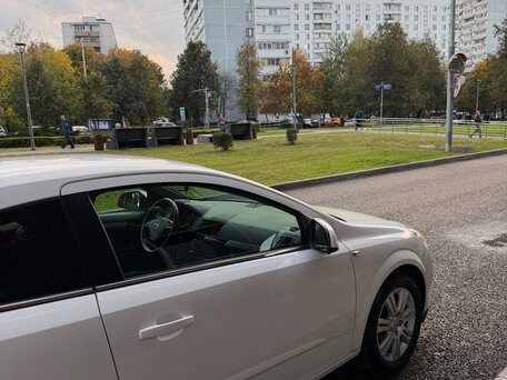 2010 Opel Astra GTC H Рестайлинг, белый, 650000 рублей, вид 4