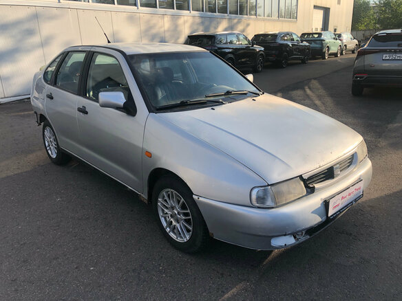 1999 SEAT Cordoba I, серебристый - вид 2