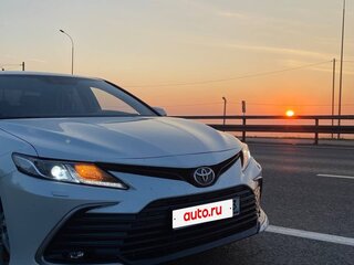 2021 Toyota Camry VIII (XV70) Рестайлинг, белый, 3300000 рублей, вид 3