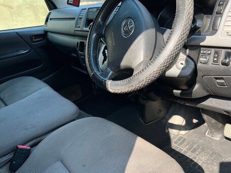 2011 Toyota HiAce, белый, 2300000 рублей, вид 5