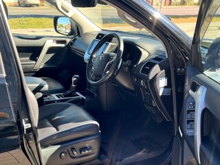 2020 Toyota Land Cruiser Prado 150 Series Рестайлинг 3, чёрный, 5999000 рублей, вид 3