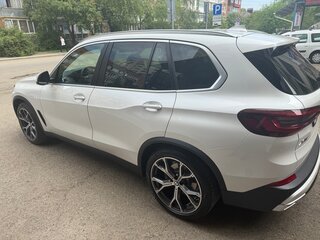 2020 BMW X5 25d IV (G05/G18), белый, 6500000 рублей, вид 4