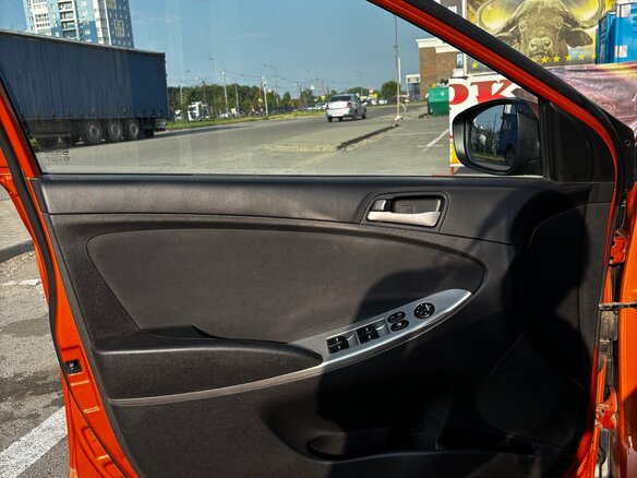 2014 Hyundai Solaris I Рестайлинг, оранжевый, 950000 рублей - вид 13