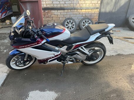 2020 Honda VFR 800, белый, 1000000 рублей, вид 2