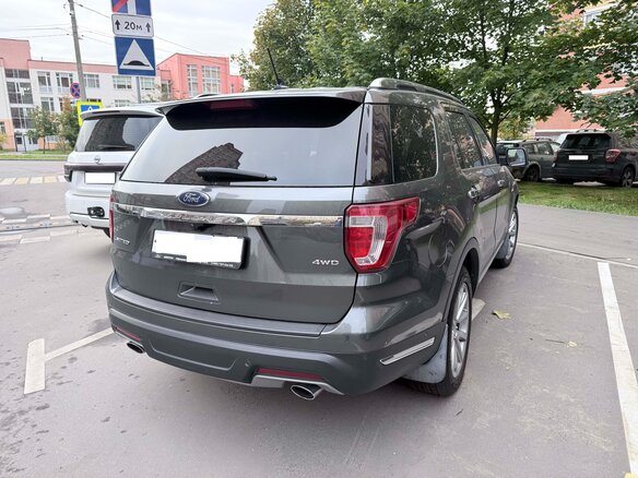 2018 Ford Explorer V Рестайлинг 2, серый, 2450000 рублей - вид 3